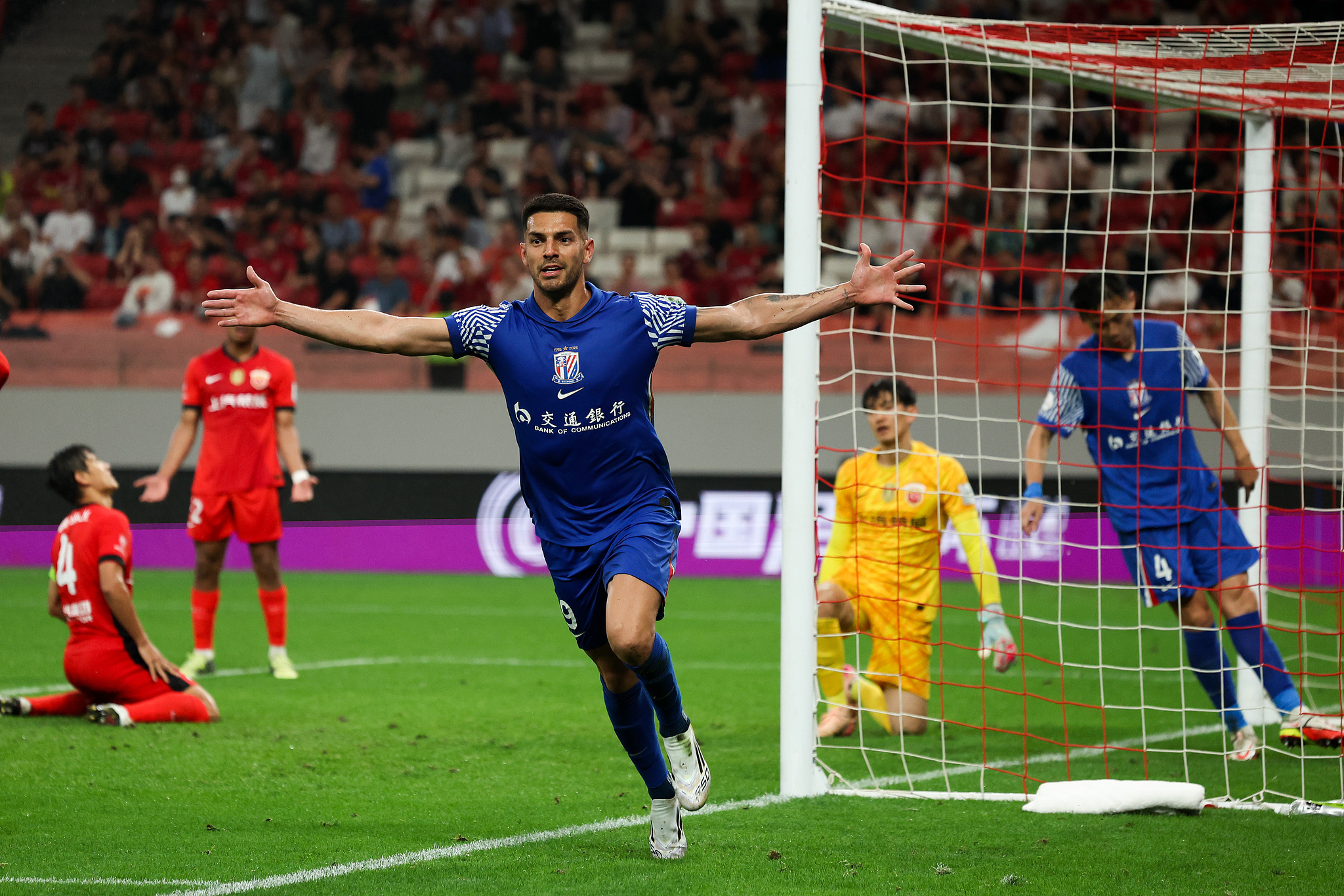 上海申花国际比赛日官宣签约；志在英超名次提升；悬念犹存；临场指挥获称赞的简单介绍